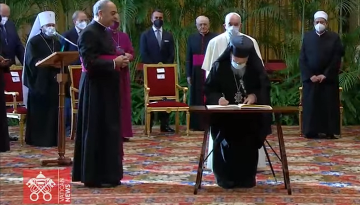 Metropolitan Hilarion in the Vatican next to the Pope and the head of the Phanar. Photo: a screenshot of Vatican News Youtube channel video