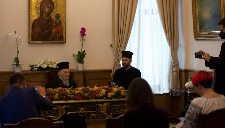 The head of Phanar communicates with representatives of the Ukrainian media. Photo: fosfanariou.gr