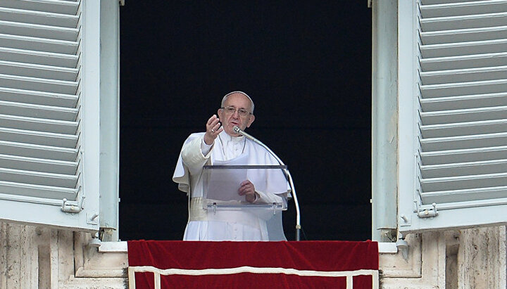 The Pope addressing the believers from the window of his office. Photo: inosmi.ru