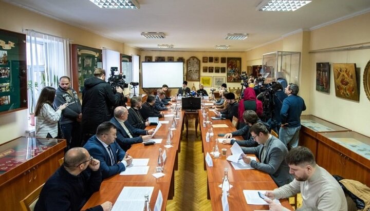 A round table at the Kyiv-Pechersk Lavra on December 20, 2021. Photo: Facebook page of the UOC Information Centre