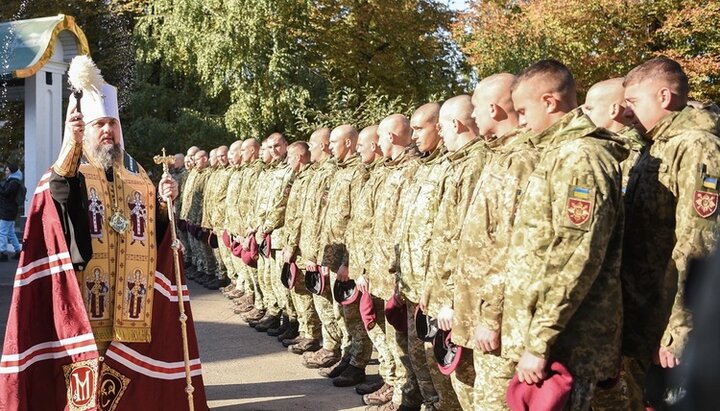 Epifaniy sprinkles Ukrainian soldiers. Photo: pomisna.info