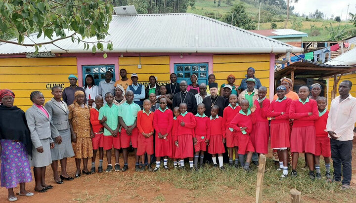 Priest of the Russian Orthodox Church with believers in Africa. Photo: t.me/exarchleonid