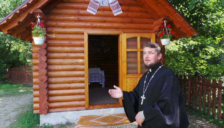 OCU members throw a stone at the priest's house in Yasynia, Khust diocese