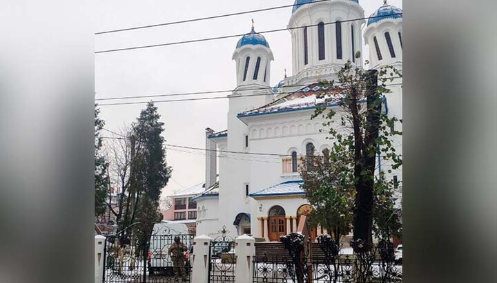 Law enforcers have blocked the St. Nicholas Cathedral in Chernivtsi. Photo: BucPress Cernăuți