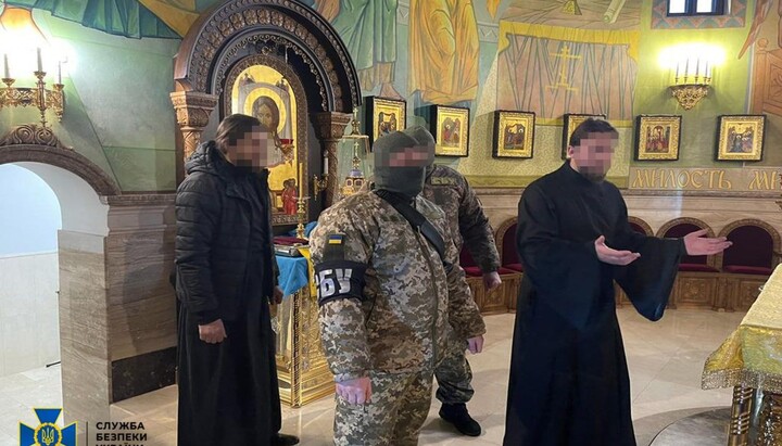 The SBU conducts searches in the altar of the Intercession Cathedral of the UOC. Photo: press service of the SBU