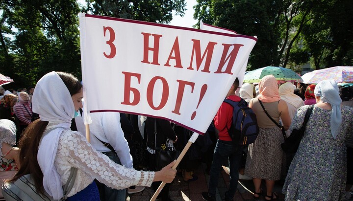 Parishioners at rallies in support of the UOC. Photo: ria.ru