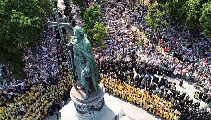 Prayer service of the UOC on Volodymyr Hill. Photo: UOJ