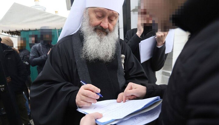 Metropolitan Pavel is handed a message of suspicion. Photo: press service of the SBU