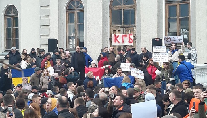 OCU activists near the cathedral in Khmelnitsky. Photo: suspilne.media