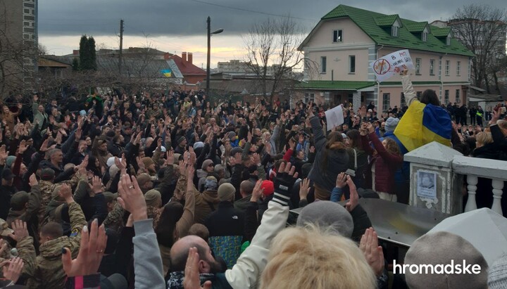 The OCU raiders were given the keys to the cathedral in Khmelnytsky. Photo: hromadske