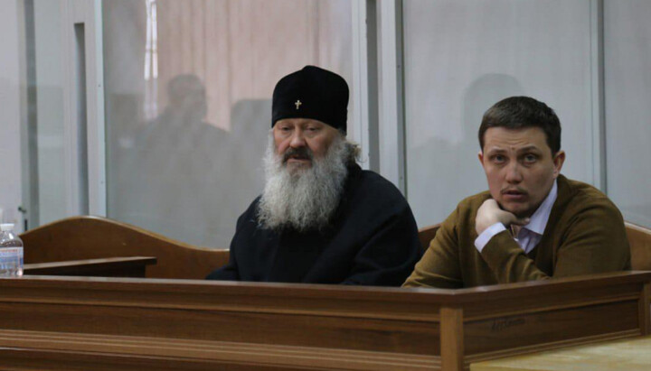 Metropolitan Pavel (Lebed) and Archpriest Nikita Chekman in the courtroom. Photo: pravda.com.ua