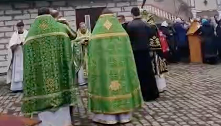 The UOC community prays on the street near their church in Shepetivka. Photo: screenshot t.me/orthobuk