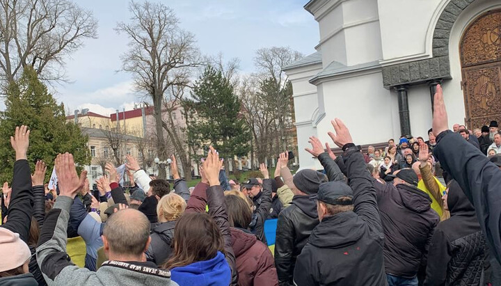 Fake voting on the territory of the cathedral (UOC) in Kamyanets-Podilskyi. Photo: UOJ