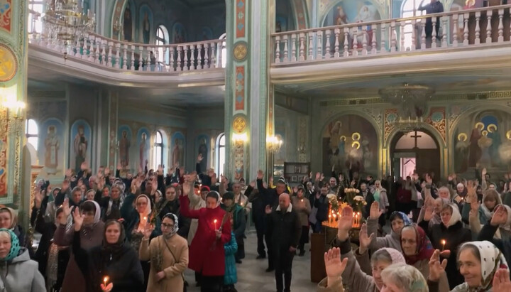 Believers of the UOC in Netishyn vote for loyalty to the Church. Photo: screenshot t.me/kozakTv1