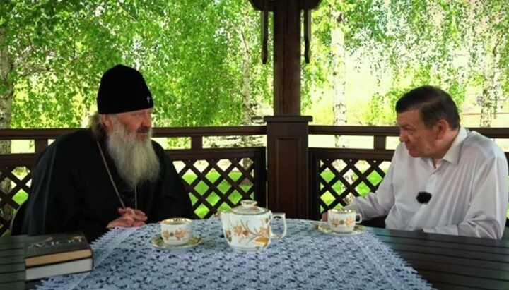 The abbot of the Lavra gives an interview to Oleksiy Fazekosh at the place of his house arrest. Photo: screenshot of the video of the Fazekosh’s View YouTube channel