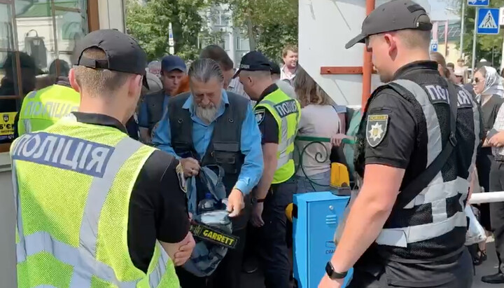 The police check believers at the entrance to the Lavra. Photo: t.me/pravoslavie