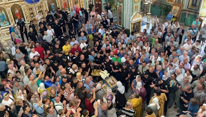 Seizure of the cathedral in Netishyn. Photo: Pershy Kozatsky