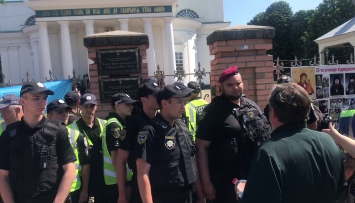 The police do not allow believers of the UOC to the Savior and Transfiguration Cathedral in Bila Tserkva. Photo: screenshot of the UOJ video