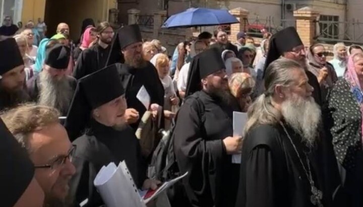 Brethren of the Lavra and believers of the UOC near the building of the Kyiv Economic Court. Photo: screenshot of the video of the press service of the UOC