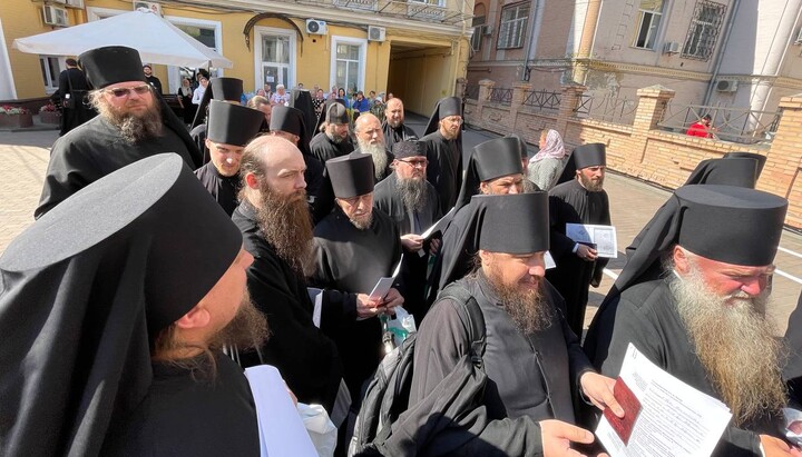 Monks of the Kyiv-Pechersk Lavra in front of the Economic Court of Kyiv. Photo: Lavra now