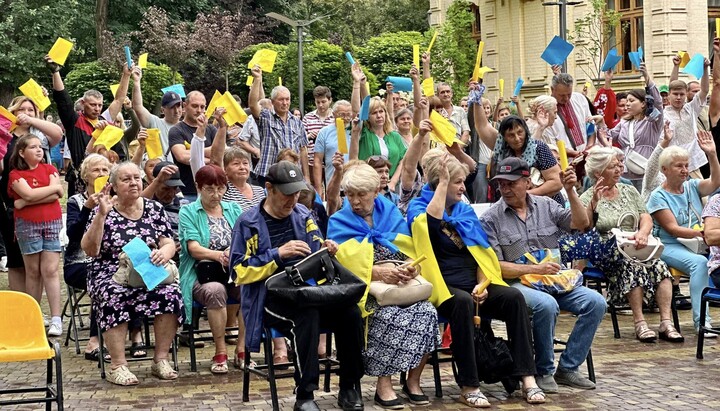 Local residents vote in favour of transferring the temple to the OCU. Photo: facebook.com/bucharada.gov.ua