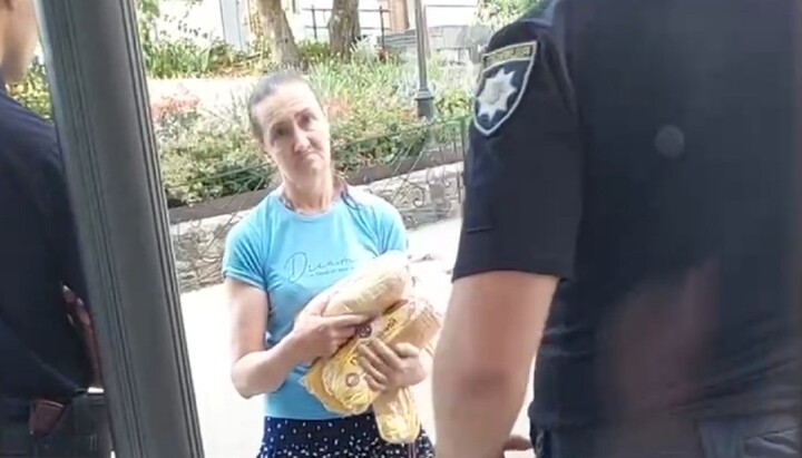 The police do not allow bread to be handed over. Photo: a video screenshot from the Telegram channel 