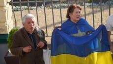 Activists chant in front of Lavra temples 