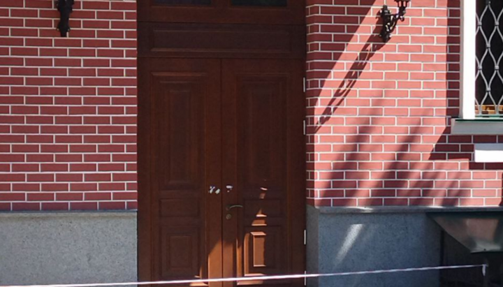 Broken seal on the doors of Metropolitan Onuphry’s residence in the Lavra. Photo: UOJ