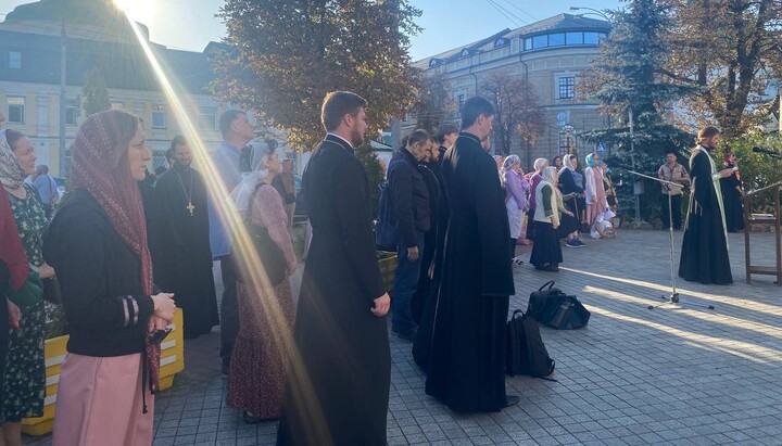 The prayer standing of UOC believers continues near the Kyiv-Pechersk Lavra. Photo: Telegram channel "Myriany"