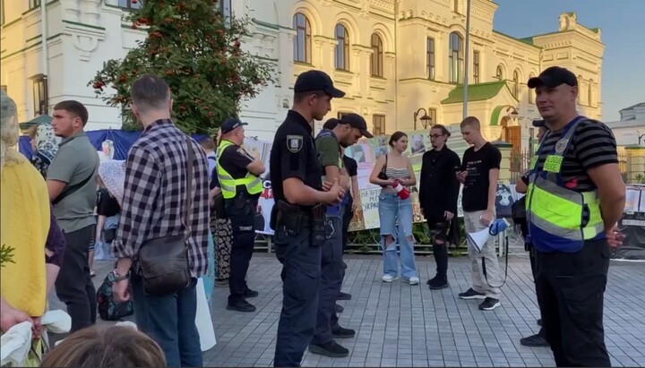 Anti-church "activists" and the police near the Church of St. Sergius of Radonezh. Photo: “KozakTv1” Telegram channel 