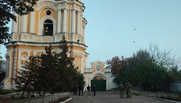 The blocked entrance to the territory of Chernihiv Trinity Cathedral of the Ukrainian Orthodox Church. Photo: Telegram channel "Dozor_Kozak 1"