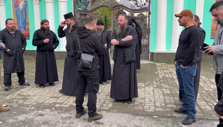 Metropolitan Longin and a representative of security forces near the Bancheny Monastery. Photo: spzh.news