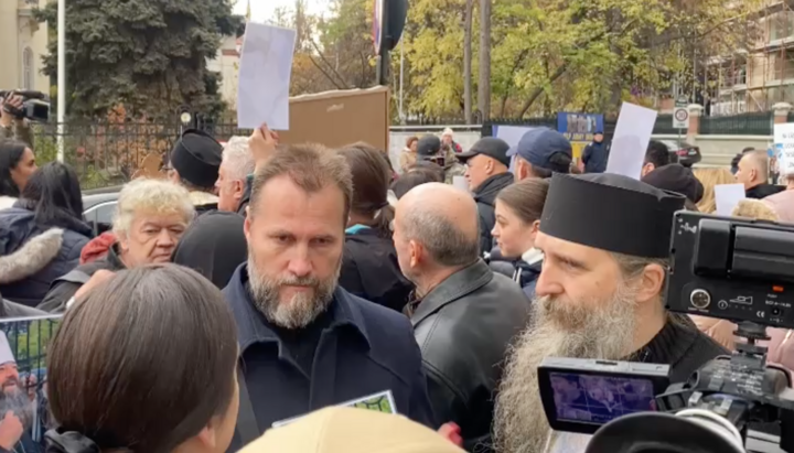 Romanian priests came to the Ukrainian embassy in Bucharest to support Metropolitan Longin. Photo: UOJ