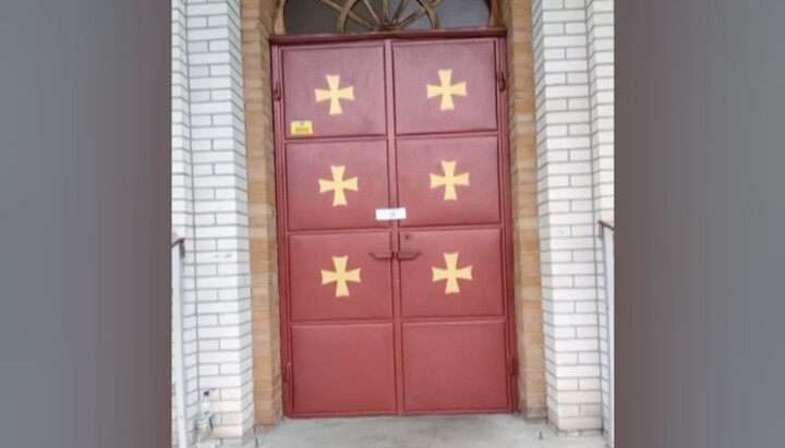 The closed door of the temple seized by the OCU in Borodianka. Photo: a screenshot of t.me/kozakTv1