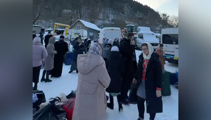 Police evicting female students. Photo: UOJ