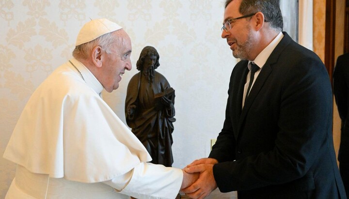 Yurash telling the Pope that the UOC is an anti-Christian structure. Photo: Facebook of the Ukrainian embassy in the Vatican