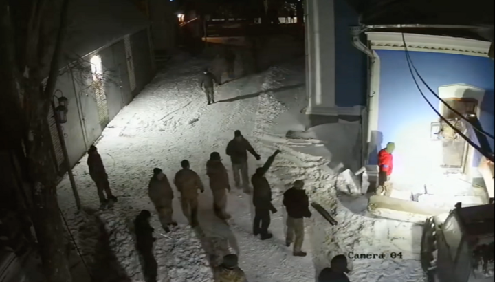 Bandits breaking down the doors to the Kazan Church in Ladyzhyn after 