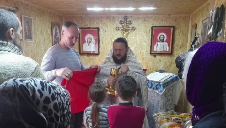 A Liturgy in the UOC church-trailer in the village of Zabuyannia. Photo: a video screenshot of the 