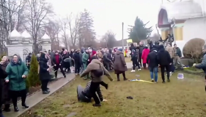 OCU raider beats UOC believer in the village of Lenkivtsi. Photo: screenshot from Chernivtsi Diocese Facebook page video