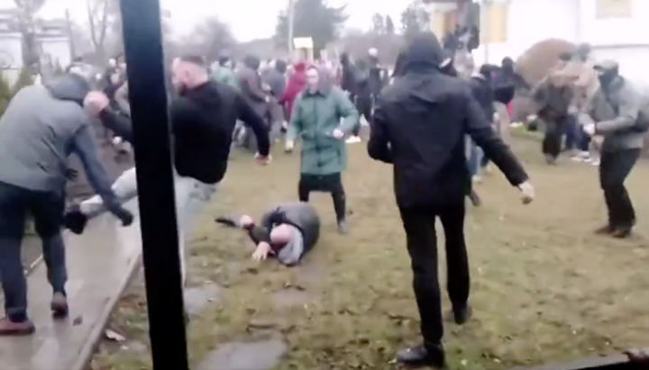 OCU mercenaries in Lenkivtsi beat parishioners. Photo: UOJ