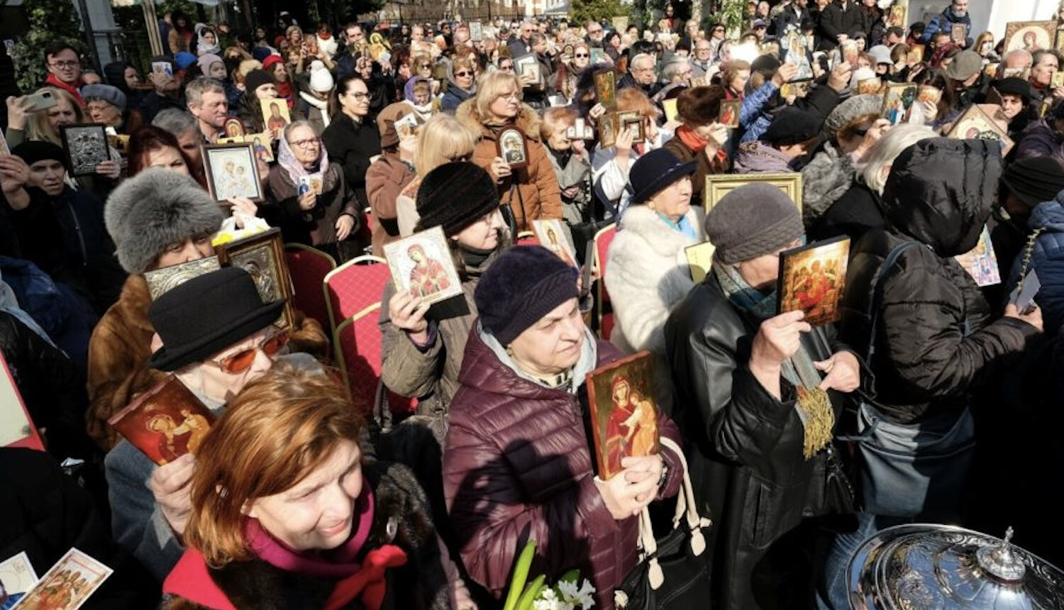 Believers with icons in their hands. Photo: orthodoxianewsagency