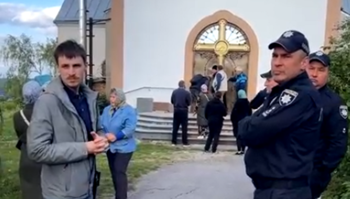 Believers of the UOC and police on the territory of the temple in Krasyliv. Photo: screenshot from Facebook live stream