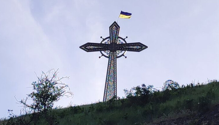 Cross with a flag at the top. Photo: t.me/c