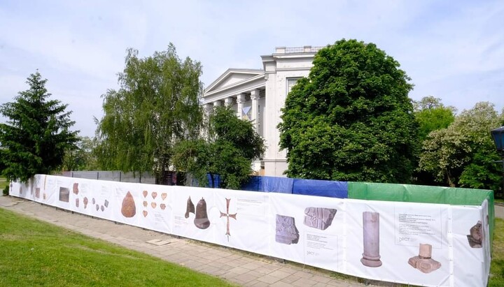 The authorities fenced off the site of the destruction of the Tithe Church of the UOC, where believers brought flowers and candles. Photo: mcip.gov.ua