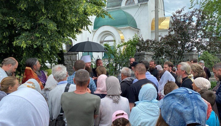 Metropolitan Theodosiy (Snigirev) with the persecuted flock in Korsun-Shevchenkivskyi. Photo: the Cherkasy Eparchy