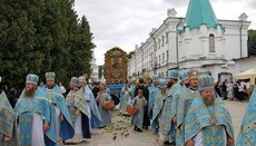 Procession with the main shrine of the monastery held at Sviatohirsk Lavra