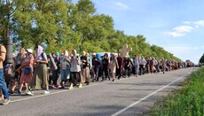 Pilgrim walking to Pochaiv Lavra: Cross Procession goes – hell trembles