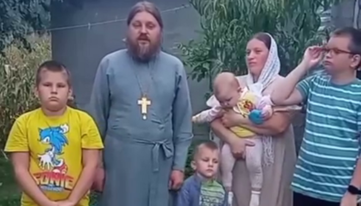 The family of Archpriest Oleh Tsaruk, cleric of the Khmelnytskyi Eparchy of the UOC. Photo: Facebook video screenshot 