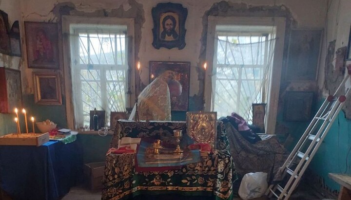 Liturgy in the abandoned house of the UOC parish in the village of Novosilky. Photo: Dozor