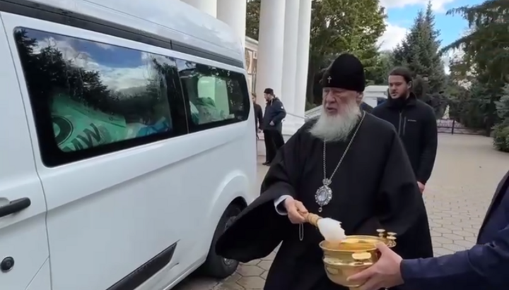 Metropolitan Agafangel of Odesa blesses the trip to Donbas. Photo: a screenshot from the Odesa Eparchy’s video